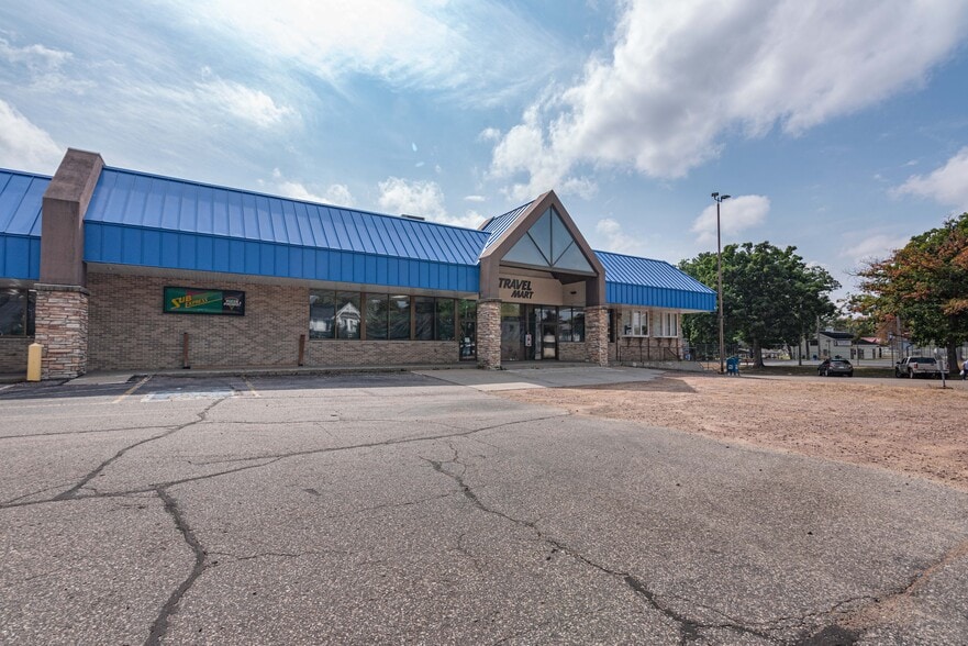 More Photos Of 802 Broadway, Wisconsin Dells Storefront Retail Office For Sale