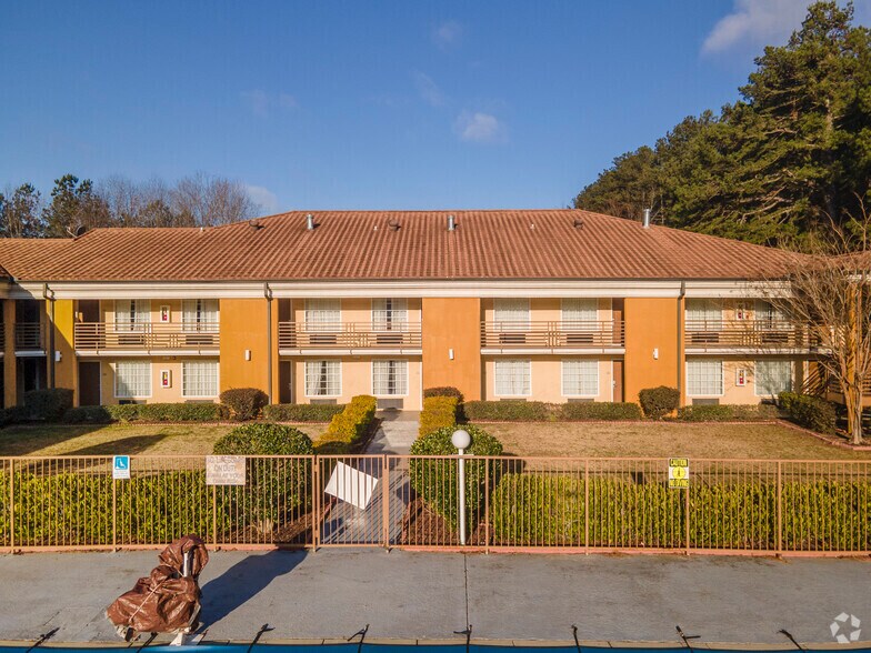 More Photos Of 1077 Alabama Ave S, Bremen Hotel For Sale