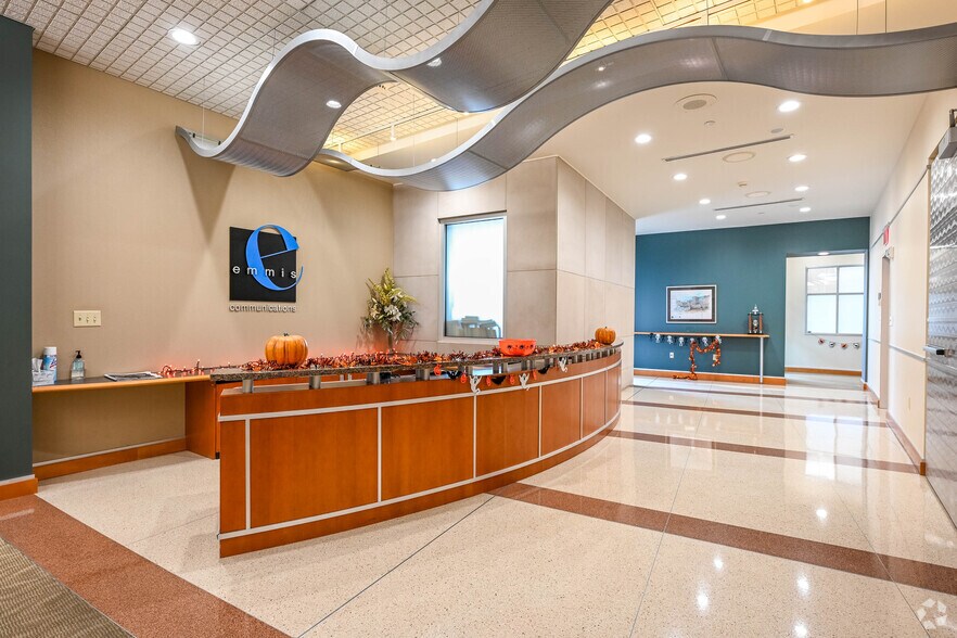 More Photos Of 40 Monument Cir, Indianapolis Office For Sale