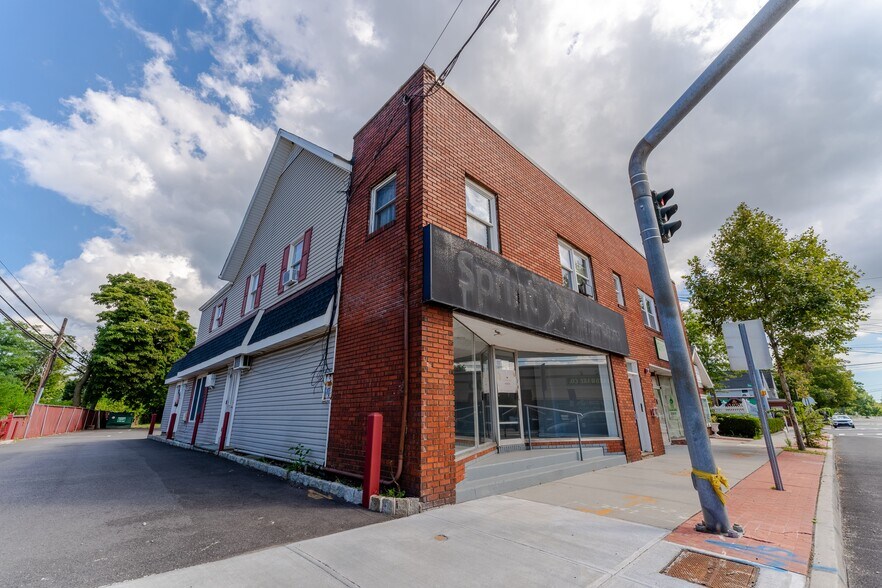 More Photos Of 21-23 Indian Head Rd, Kings Park Storefront Retail Residential For Lease