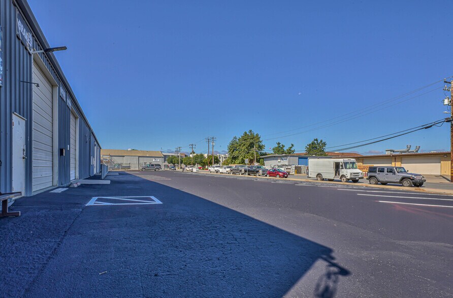 More Photos Of 50 Chamberlain St, Salinas Warehouse For Sale