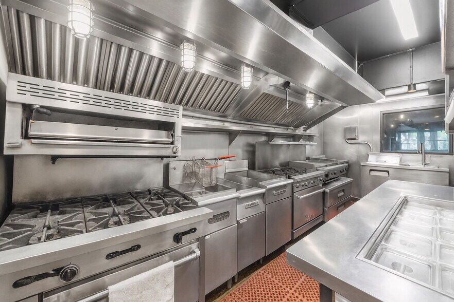 More Photos Of 128 Metropolitan Ave, Brooklyn Restaurant For Lease