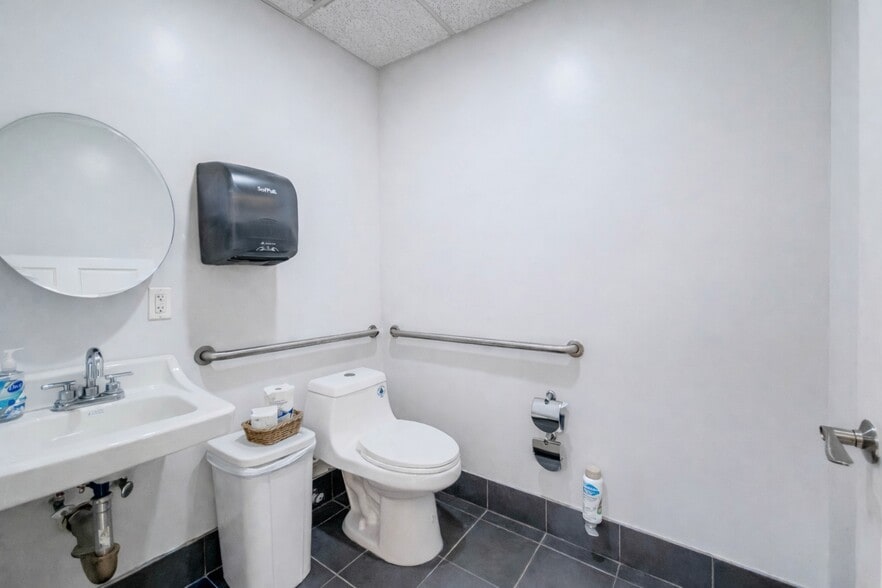 More Photos Of 14610 Rockaway Blvd, Jamaica Office For Sale