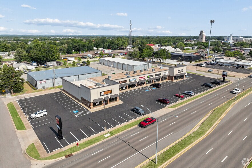 More Photos Of 601-617 S Broadway, Edmond General Retail For Lease