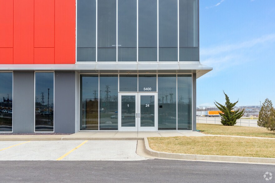 More Photos Of 5400 N Hanley Rd, Saint Louis Warehouse For Lease