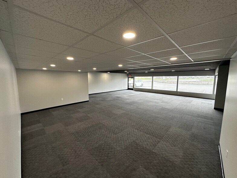 More Photos Of 38845 Mentor Ave, Willoughby Showroom For Lease