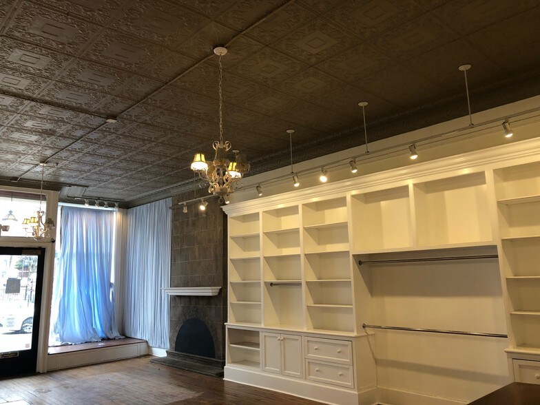 More Photos Of 209-211 N Limestone, Lexington Storefront Retail Residential For Sale