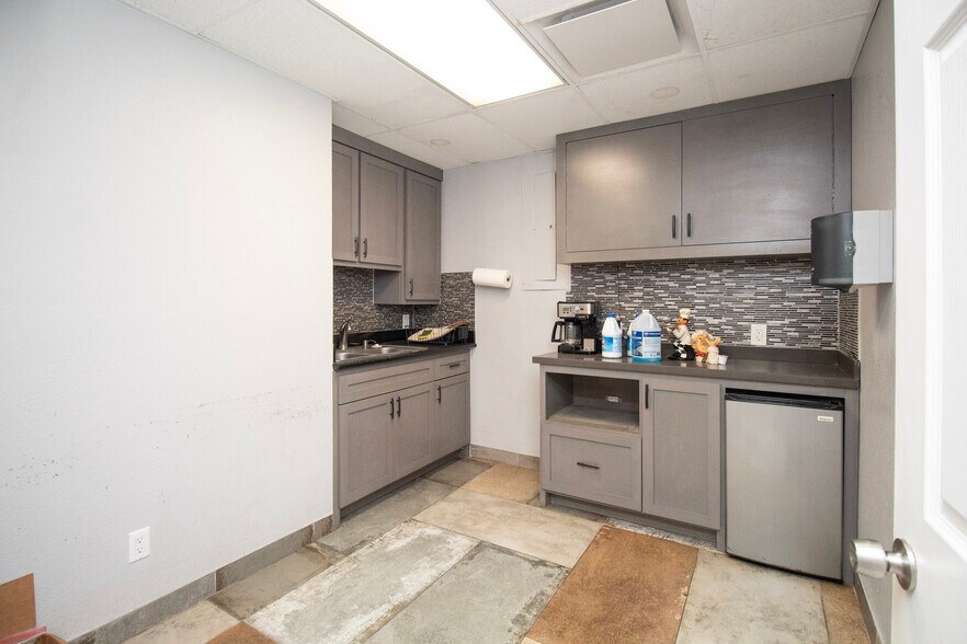 More Photos Of 1401 Guatemozin St, Laredo Warehouse For Sale