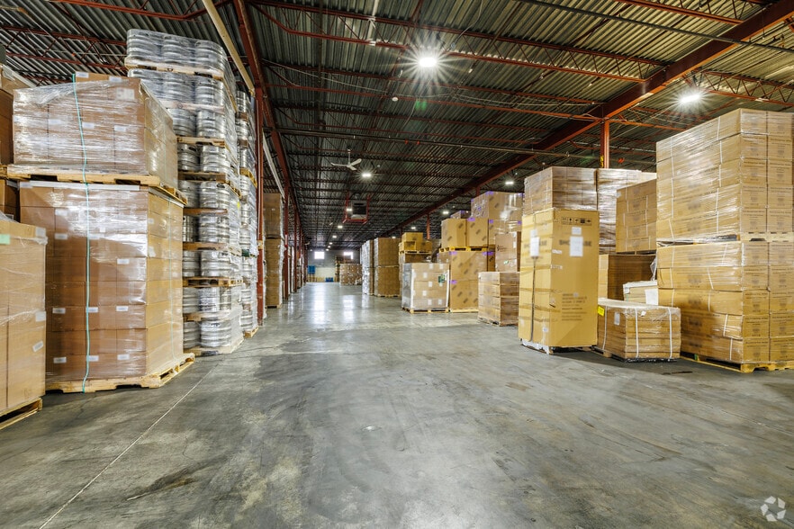 Primary Photo Of 825 Rue Tecumseh, Dollard-des-Ormeaux Warehouse For Lease