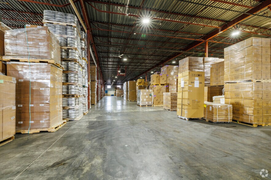 More Photos Of 825 Rue Tecumseh, Dollard-des-Ormeaux Warehouse For Lease