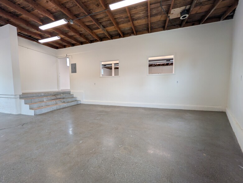 More Photos Of 1810 Sunview Dr, Glendale Freestanding For Lease