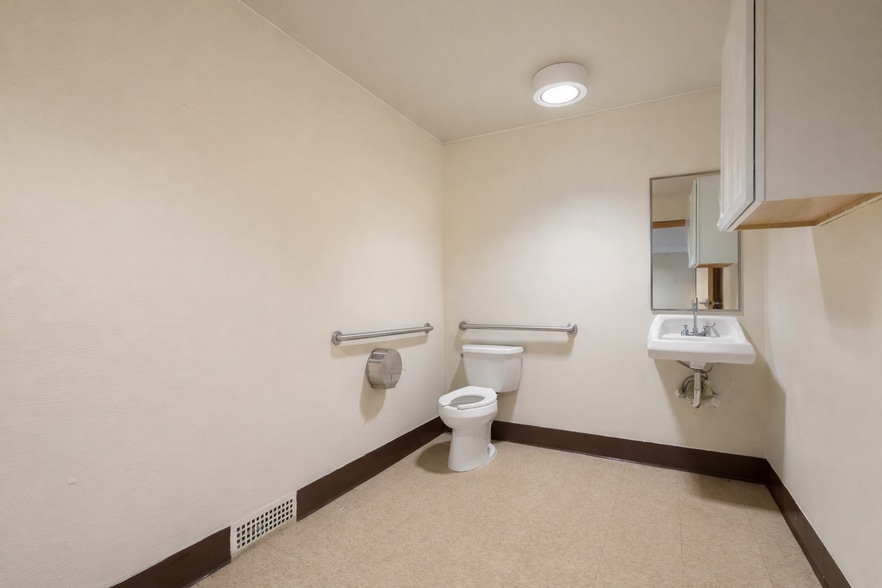 More Photos Of 125 W Exchange Pl, Kalamazoo Medical For Lease