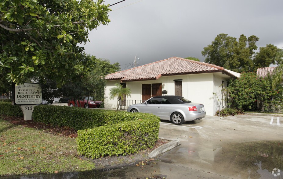 Primary Photo Of 715 NE 8th St, Delray Beach Medical For Lease