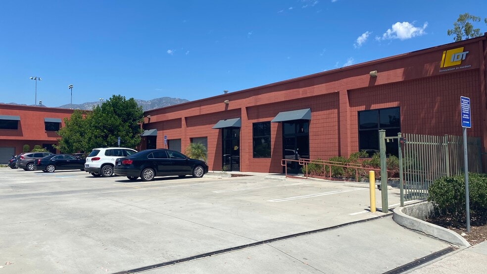 More Photos Of 1 W Mountain St, Pasadena Research And Development For Lease