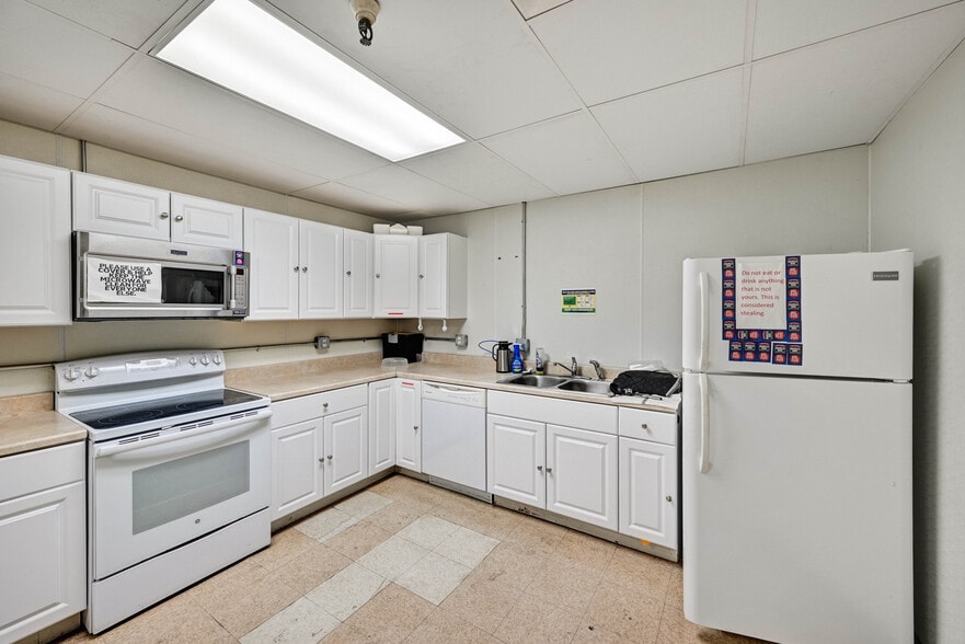 More Photos Of 100 Chamber Plz, Charleroi Supermarket For Lease