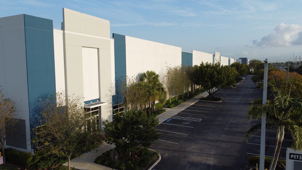 More Photos Of 3501 Burris Rd, Davie Distribution For Lease