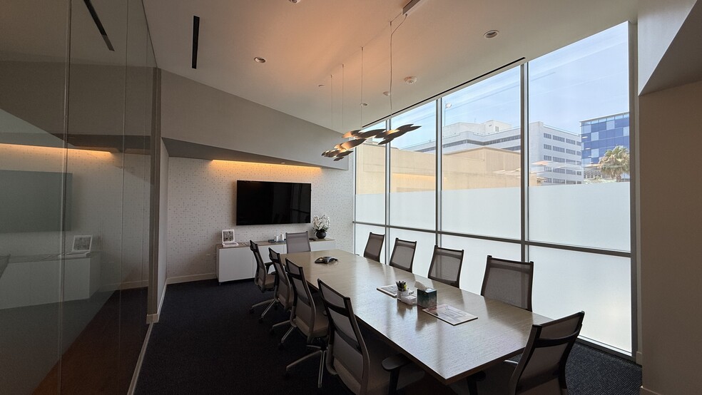 More Photos Of 243 N Canon Dr, Beverly Hills Office For Lease