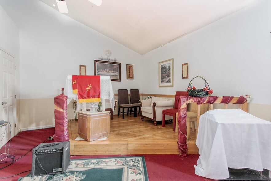 More Photos Of 1367 SW Highway 138, Riverdale Office For Sale