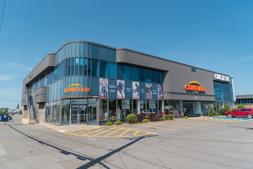 More Photos Of 909-915 Pierre-Bertrand, Québec General Retail For Lease