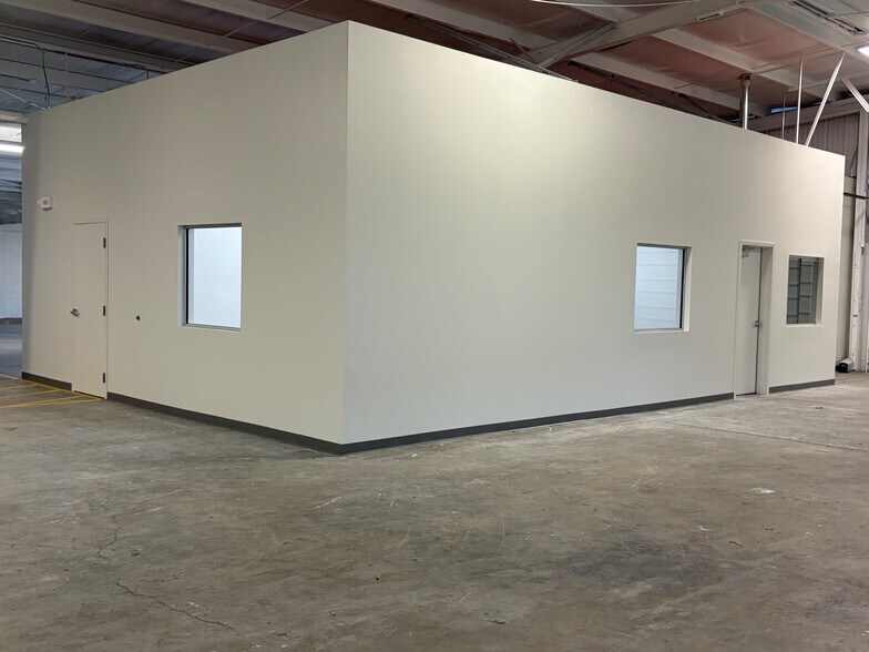 More Photos Of 5007 S Westshore Blvd, Tampa Warehouse For Sale