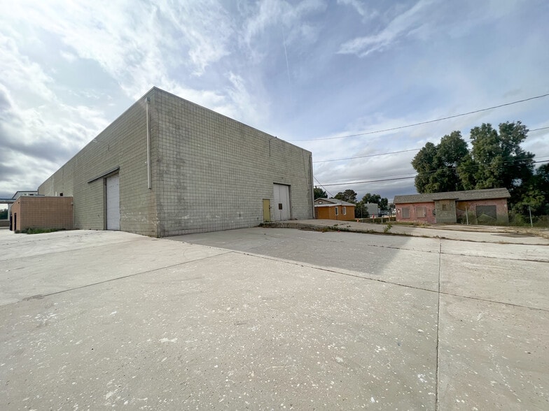 More Photos Of 2374 E Main St, Barstow Warehouse For Lease