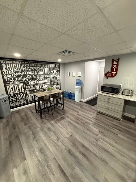 More Photos Of 300 W Joliet St, Ottawa Flex For Sale
