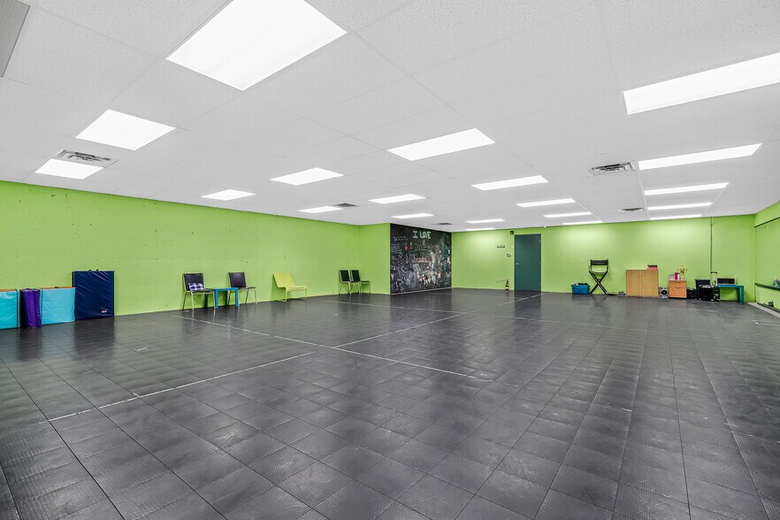 More Photos Of 4916 50 Av, Lloydminster General Retail For Lease