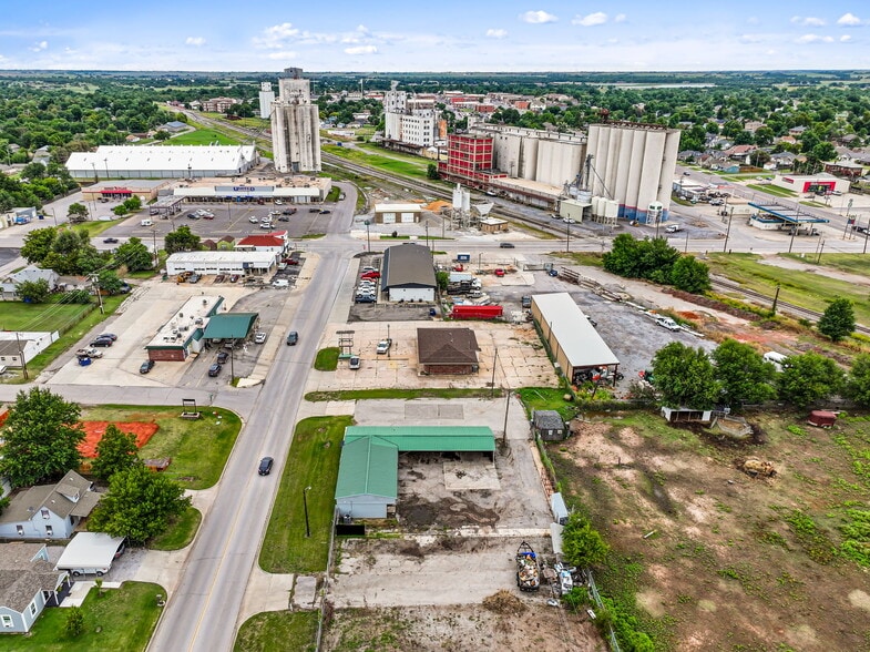 More Photos Of 1401 S Choctaw Ave, El Reno Flex For Lease