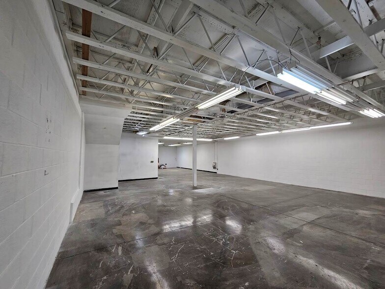 More Photos Of 1335 S Hill St, Los Angeles Showroom For Lease