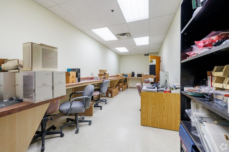 More Photos Of 2369-2395 Rue Rue Guénette, Saint-Laurent Light Distribution For Sale