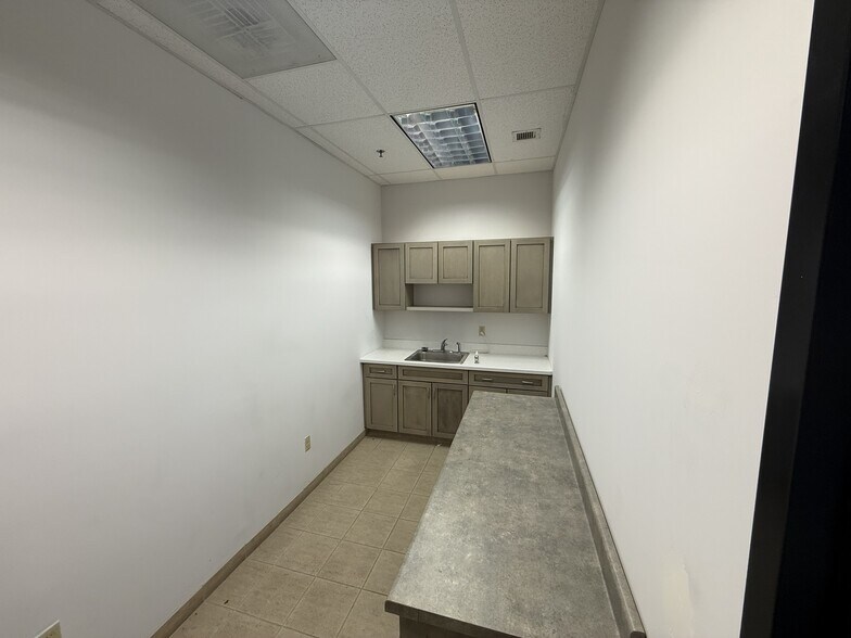 More Photos Of 45 Turner Dr, Middletown Warehouse For Lease