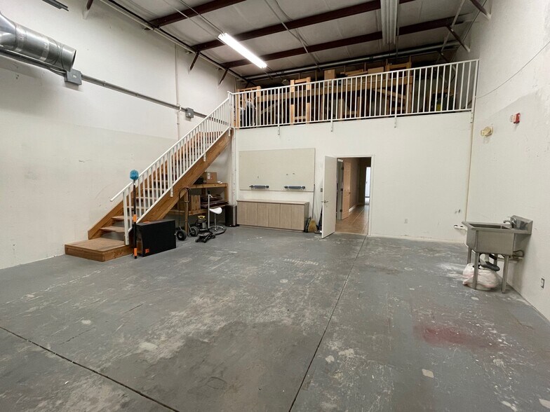 More Photos Of 2427 Porter Lake Dr, Sarasota Flex For Sale