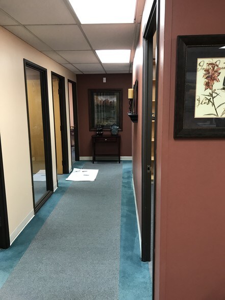 More Photos Of 7831 SE Lake Rd, Portland Office For Lease