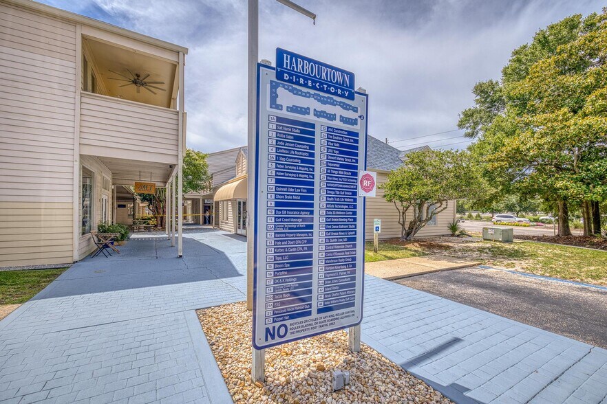 More Photos Of 913 Gulf Breeze Pky, Gulf Breeze General Retail For Sale