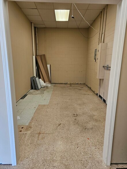 More Photos Of 12401 Shelbyville Rd, Louisville Freestanding For Lease