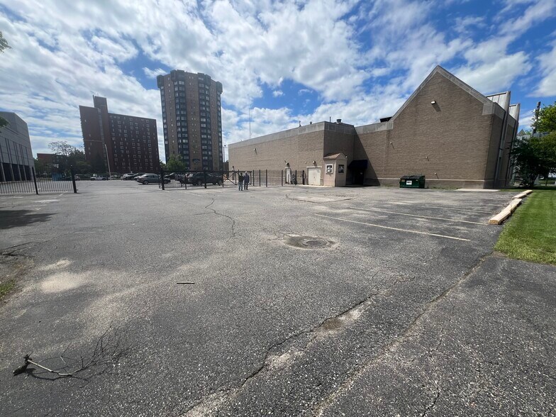 More Photos Of 60 E Warren Ave, Detroit Medical For Lease