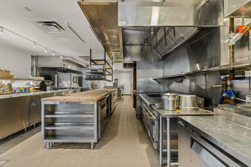 More Photos Of 2708 E Cesar Chavez St, Austin Restaurant For Sale