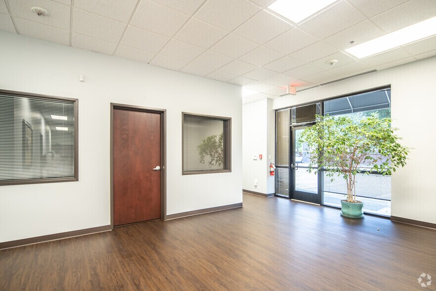 More Photos Of 2701 W Plano Pky, Plano Flex For Lease