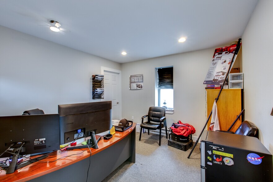 More Photos Of 4081 Camelot Cir, Longmont Showroom For Sale