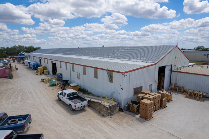 More Photos Of 2511 N Heideke St, Seguin Industrial For Sale