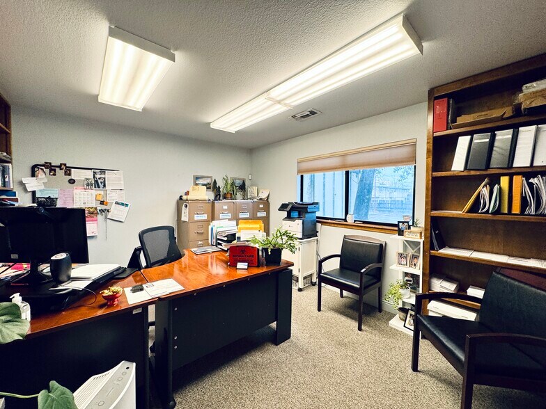 More Photos Of 2036 Railroad Ave, Redding Office For Sale