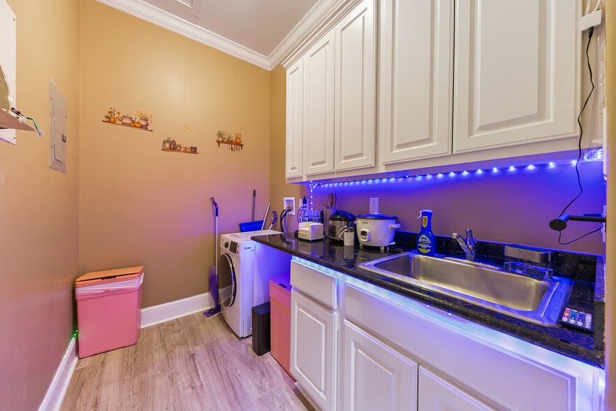 More Photos Of 12832 Willow Centre Dr, Houston Office Residential For Sale