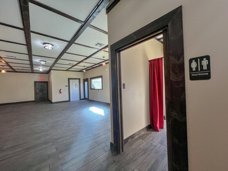 More Photos Of 114 N 5th St, Alpine Storefront For Sale