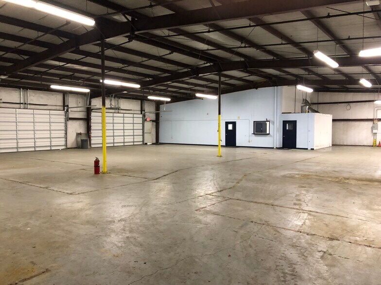 More Photos Of 2107 Broussard St, Tyler Warehouse For Lease