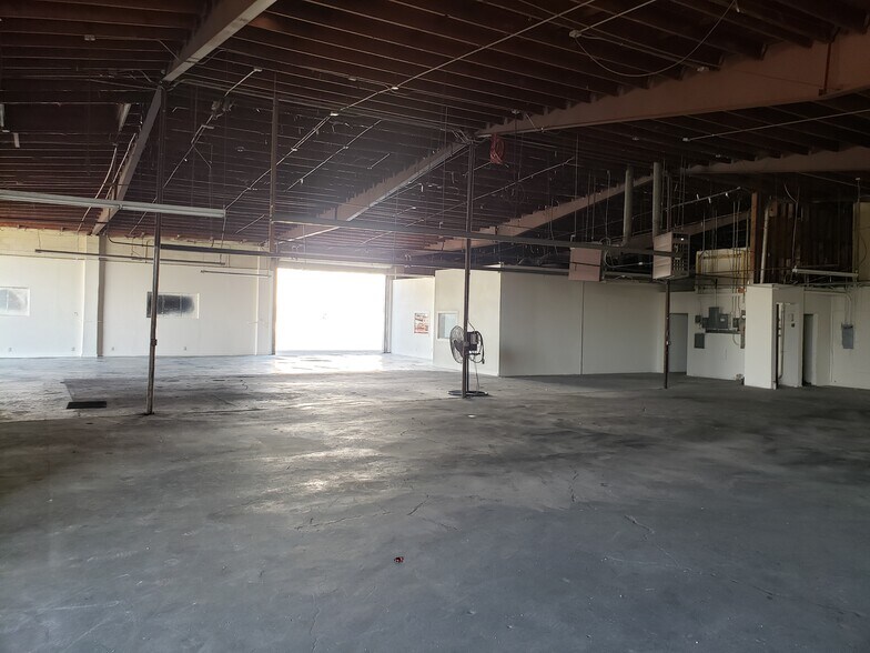 More Photos Of 12173 Branford St, Sun Valley Service For Lease