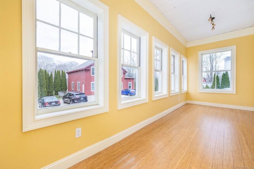 More Photos Of 11 Hayward Ave, Colchester Office For Sale