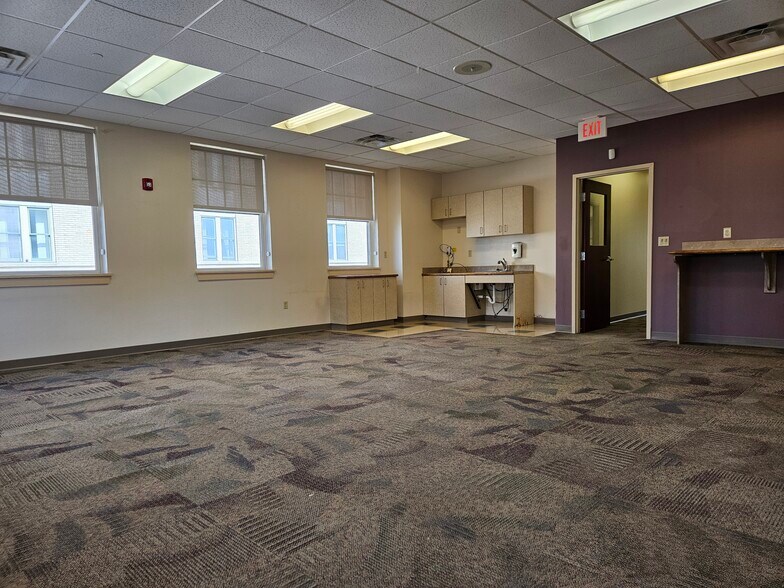 More Photos Of 575 Main St, Middletown Office For Sale