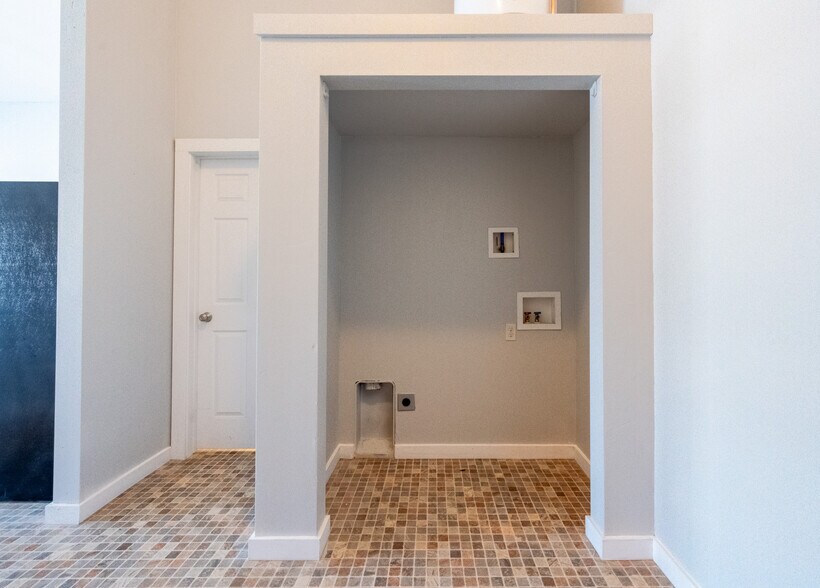 More Photos Of 211 Jetway Dr, Belgrade Flex For Sale