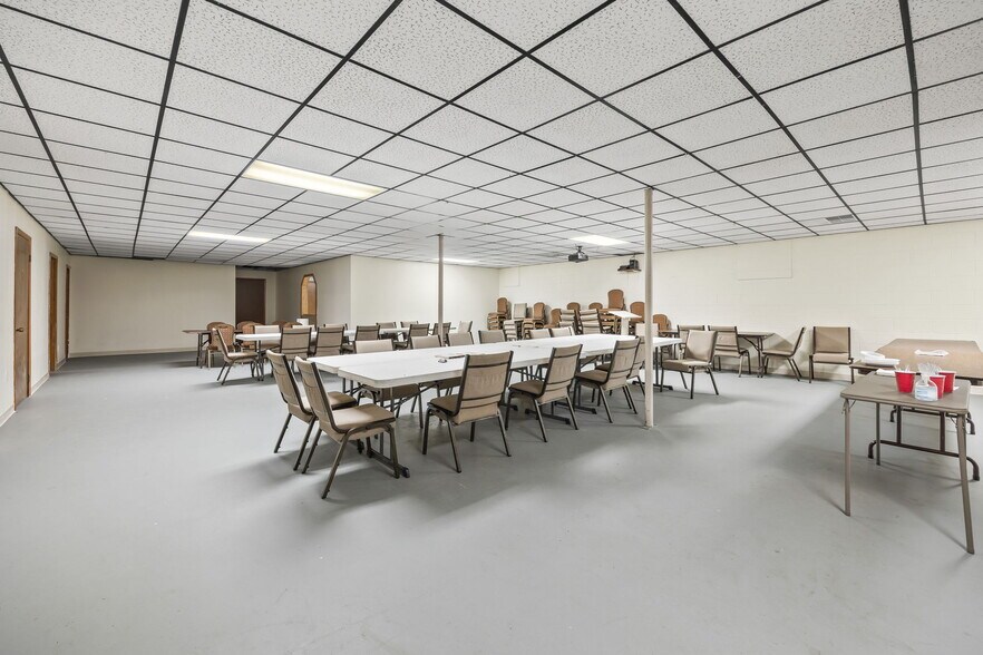 More Photos Of 832 Allardt Hwy, Jamestown Showroom For Sale