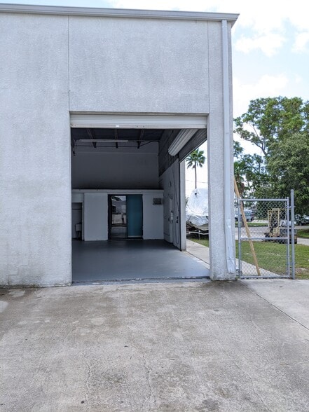 More Photos Of 3081 SE Dominica Ter, Stuart Manufacturing For Lease